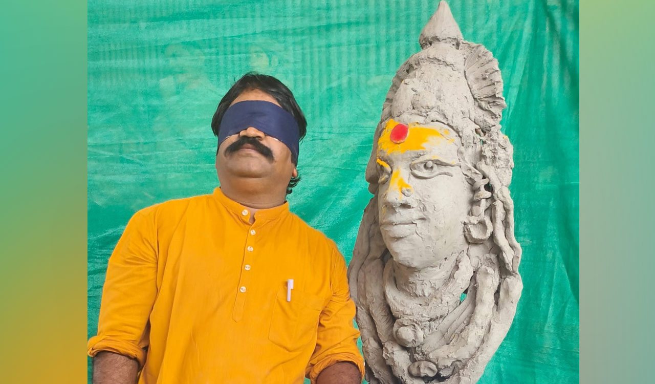 Sculptor Hothi Basavaraj makes Kanakadurga bust blindfolded in 70 minutes