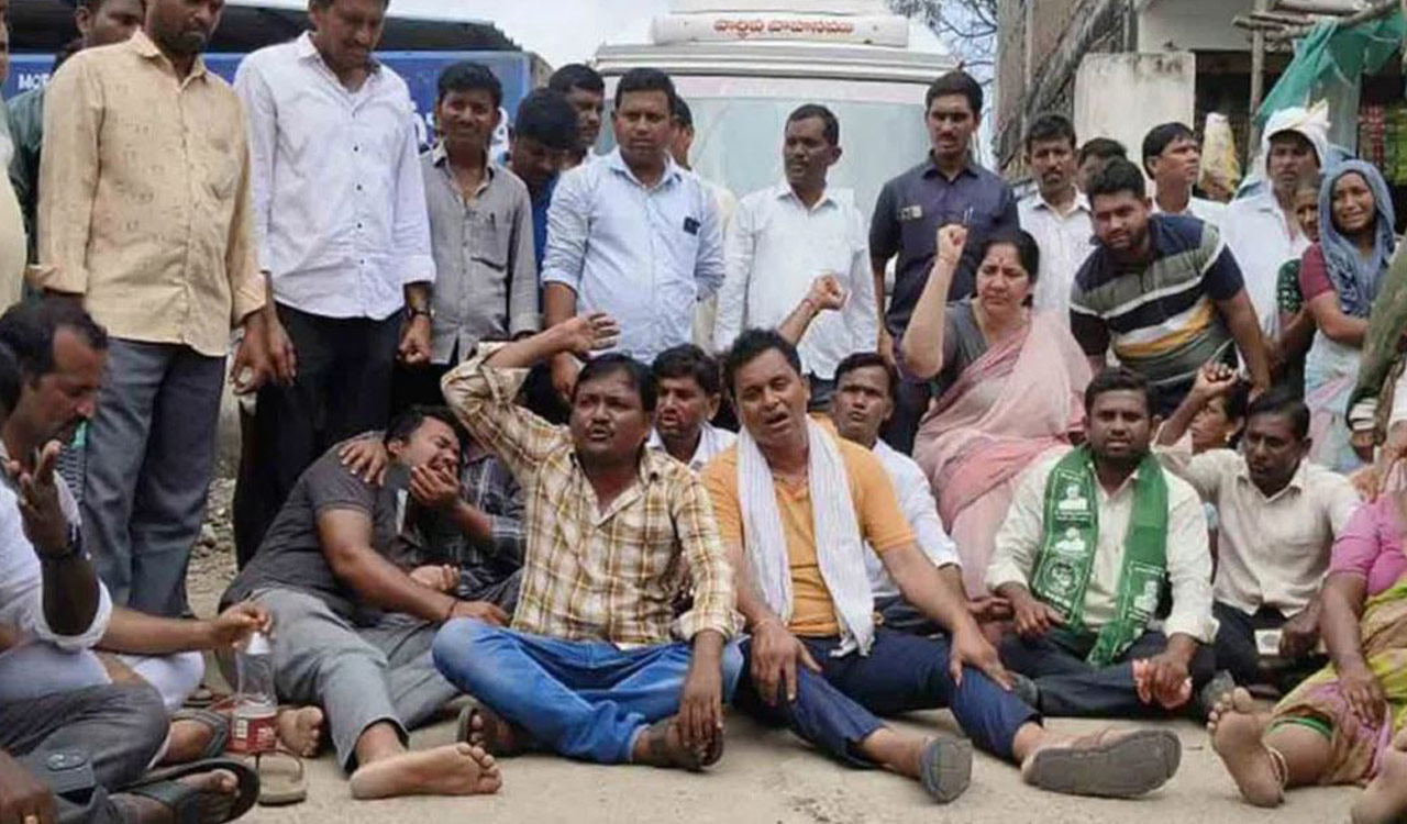 BRS stages protest over urea crisis in Mahabubabad