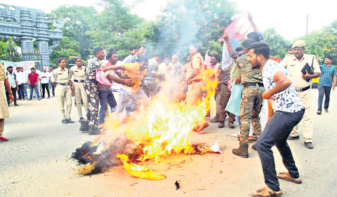 BRSV demands cancellation of Group-1 exam, burn TGPSC effigy at Kakatiya University