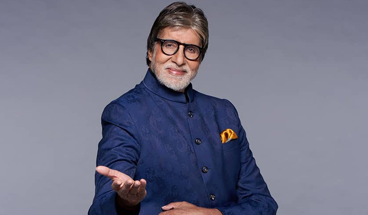 Amitabh Bachchan distributes helmets to fans, calls it a ‘learning experience’