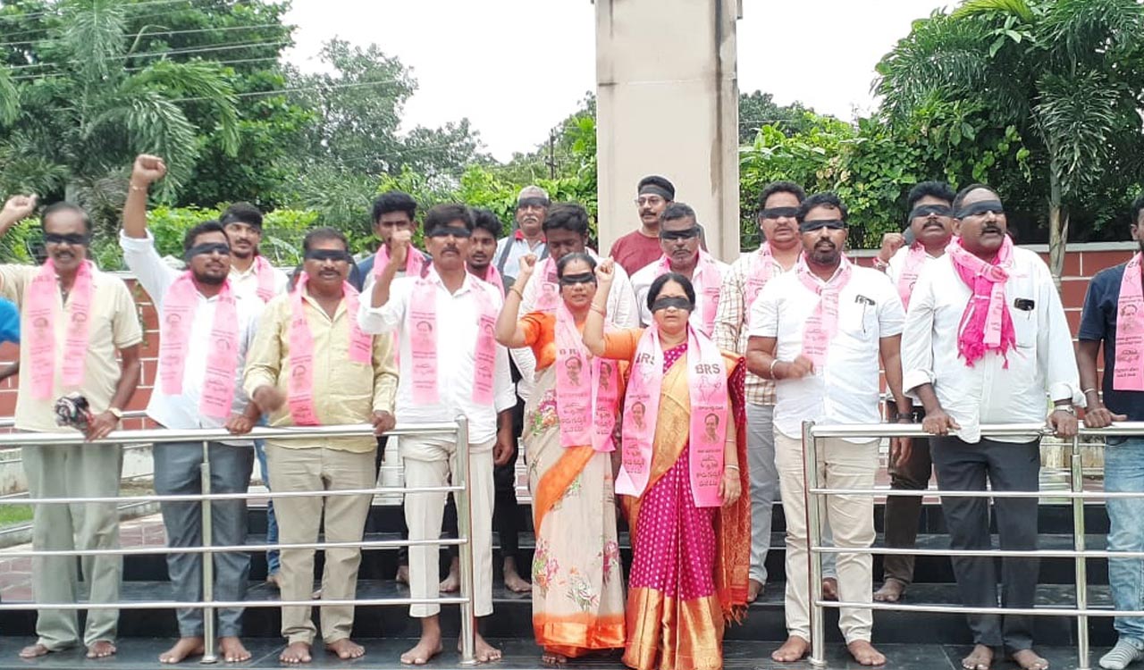 Kothagudem: BRS targets Congress on Kaleshwaram issue in blindfolded protest