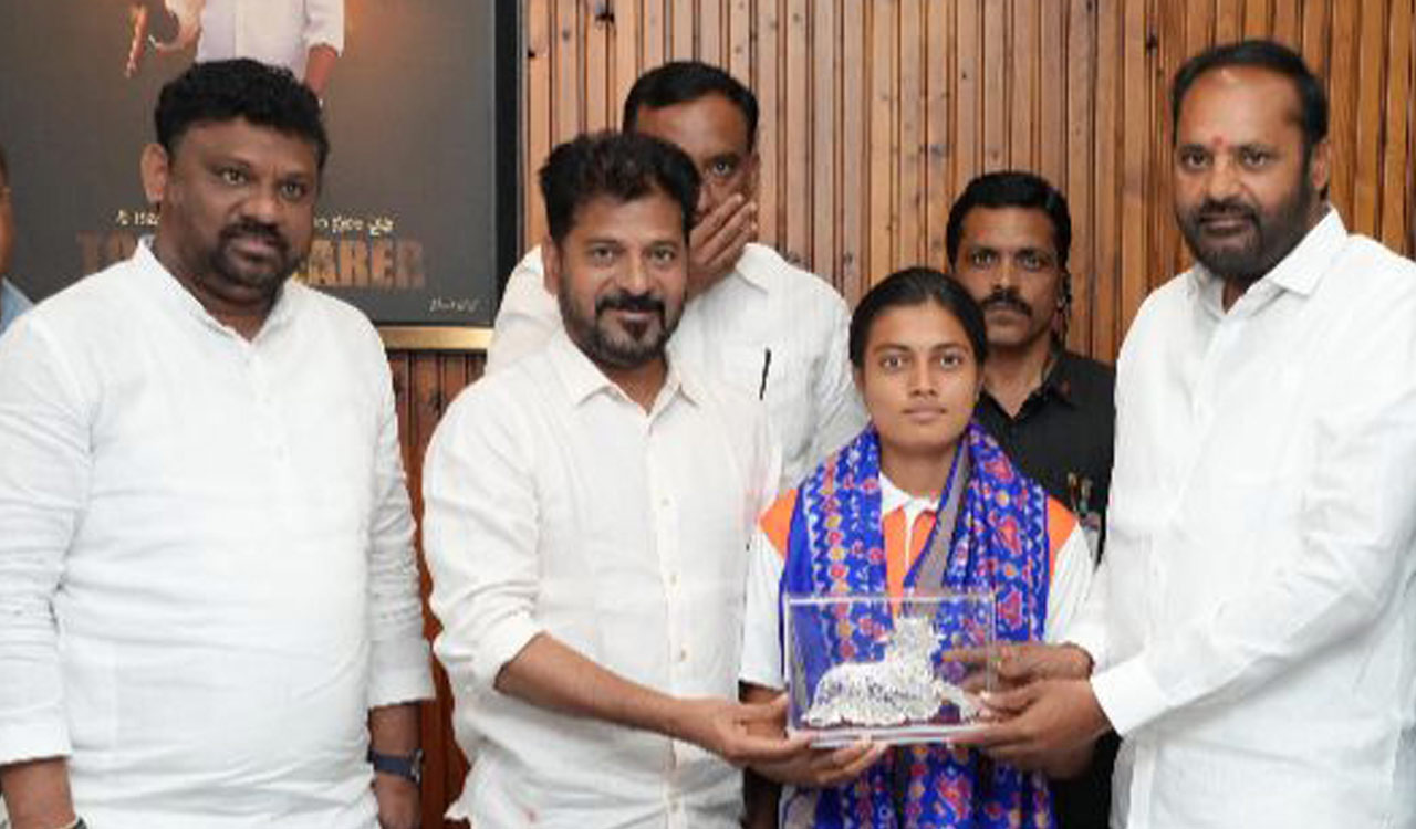 Telangana CM promises full support to Chikitha for Olympic dream