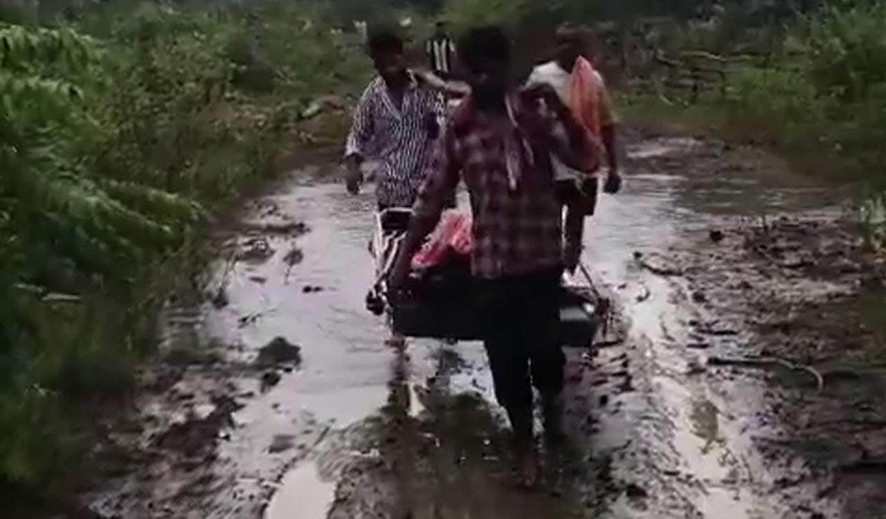 Adivasi woman delivers baby on road in Kothagudem