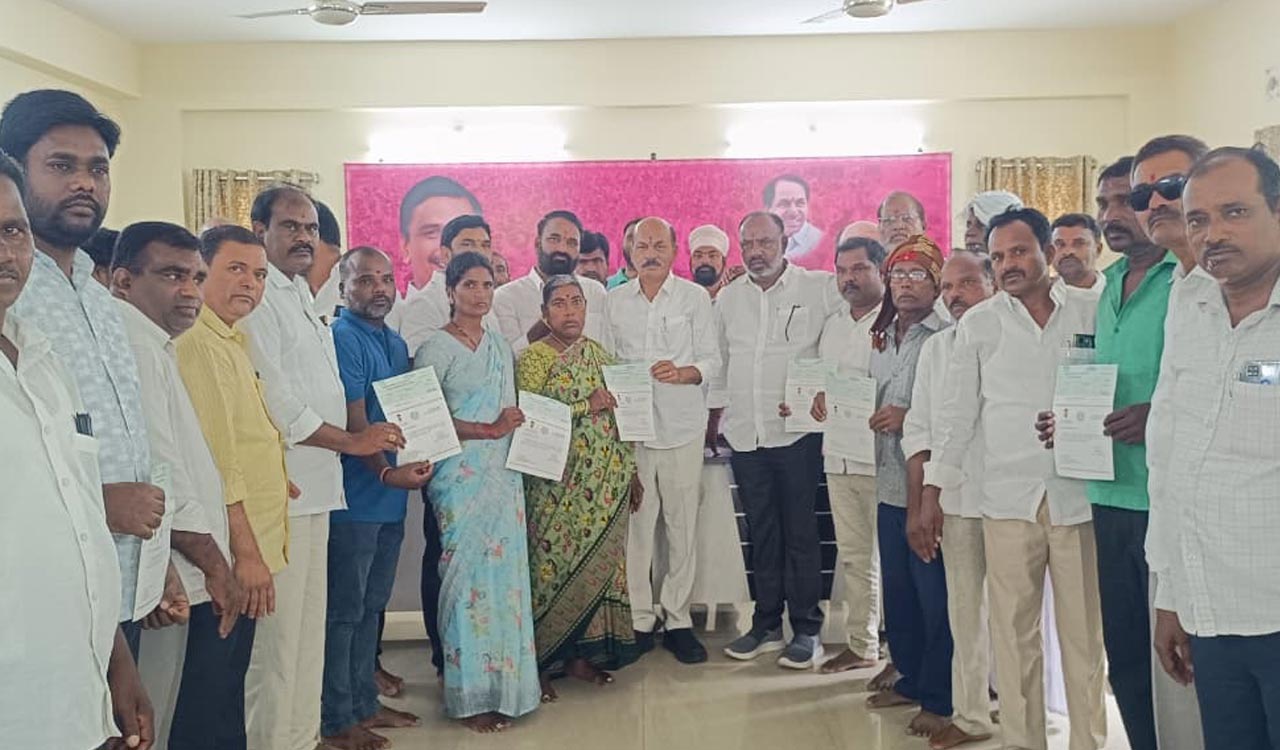 BRS MLA distributes Rs 19.36 lakh worth CMRF cheques in Sangareddy