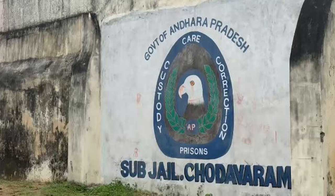 Andhra Pradesh: Two inmates escape from Chodavaram sub-jail after hitting jail warden with hammer