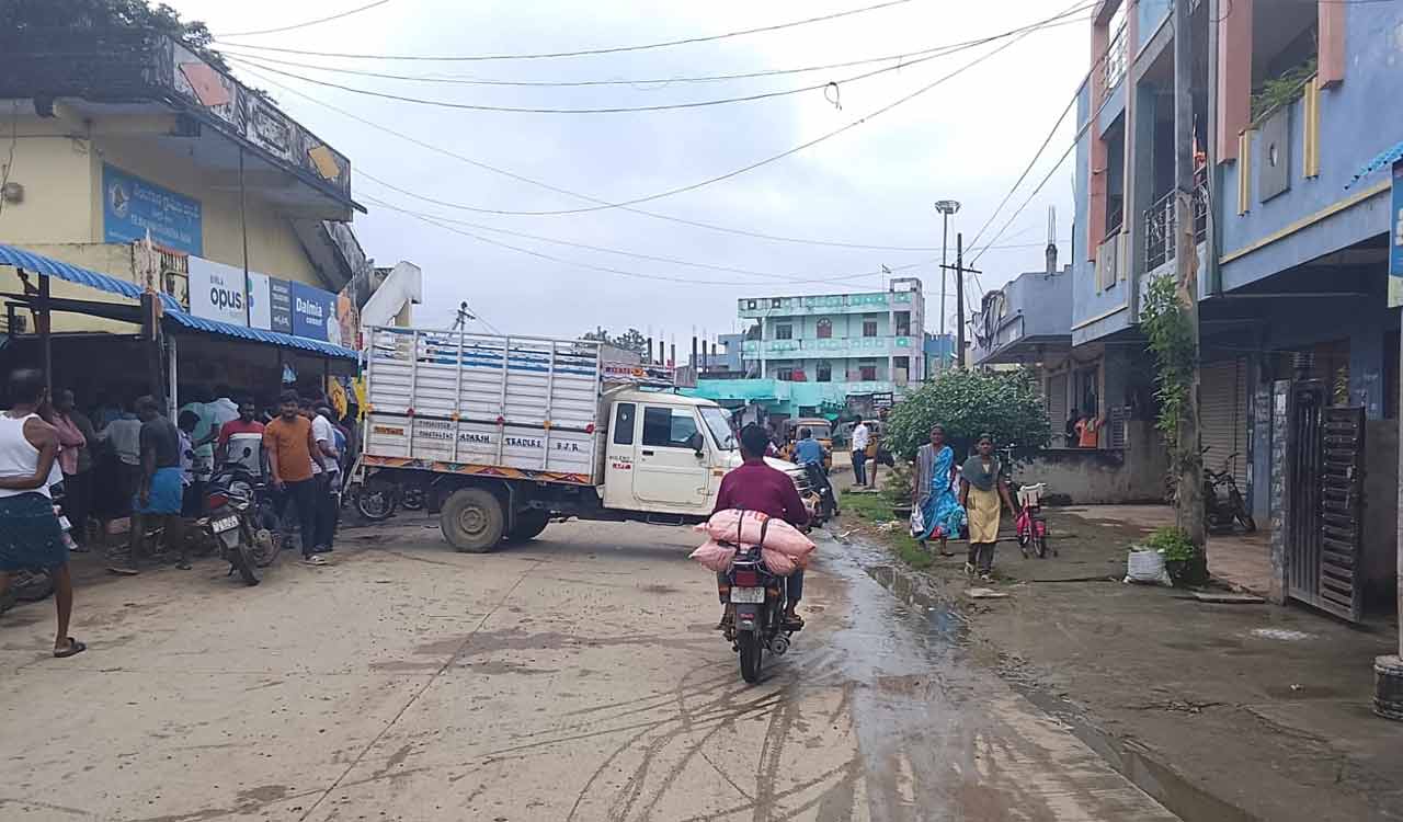 Congress leader draws sharp criticism for blocking traffic in Asifabad