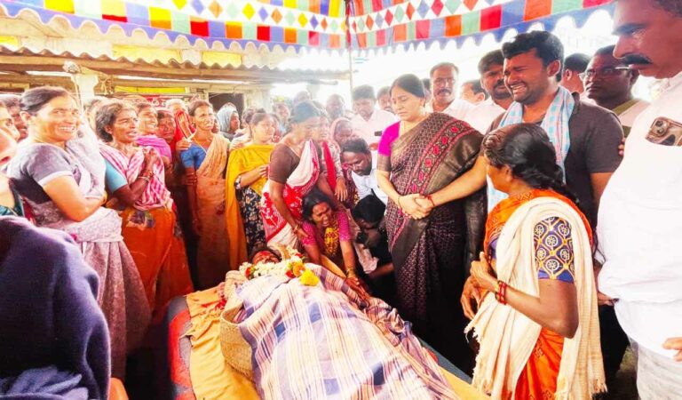 Two farmers die en route to buy urea; ex-minister Satyavathi Rathod demands action