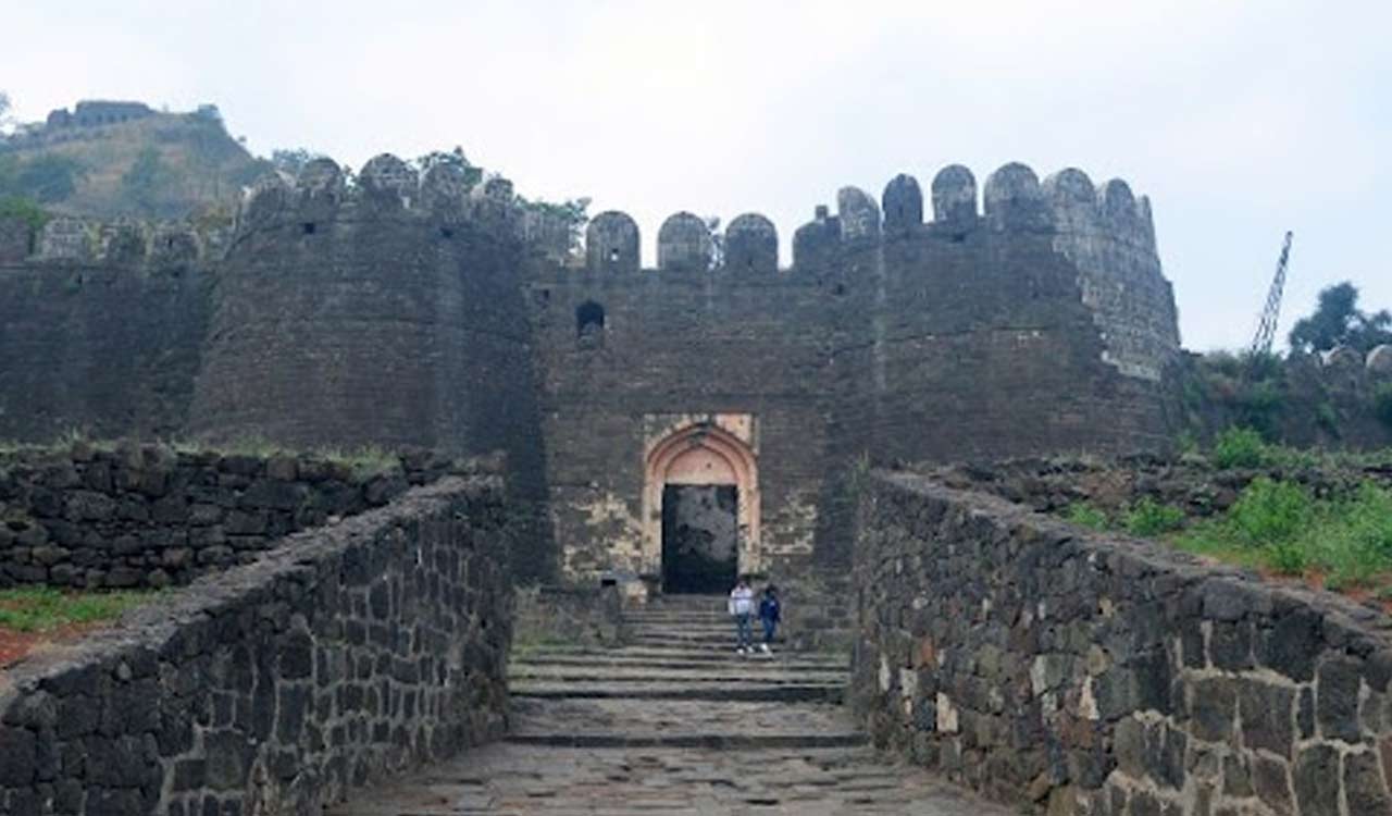 Freedom fighters unfurled tricolour on Devgiri fort in 1947 defying Nizam rule