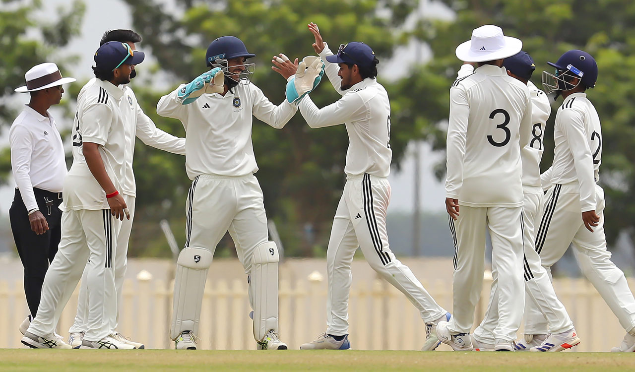 Duleep Trophy: Central Zone Secures Final Spot with First Innings Lead Against West Zone
