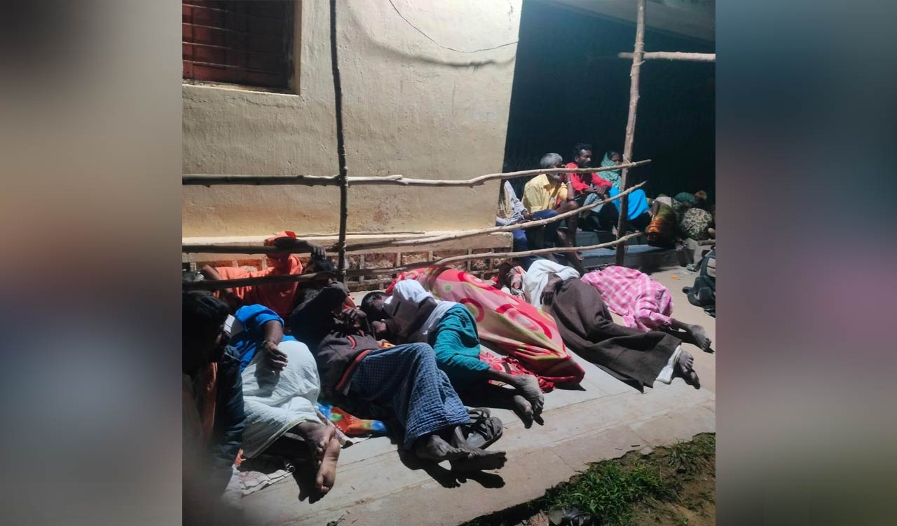 Farmers sleep on floors, stage protests for urea in Mahabubnagar