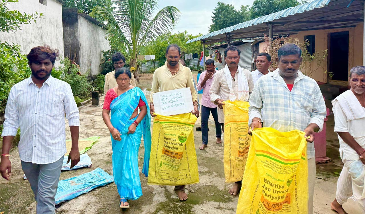 Farmers seek alms in Adilabad to buy urea amid shortage