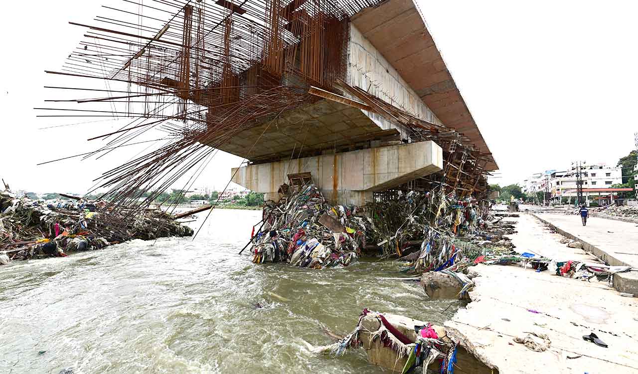 GHMC initiates a clean-up drive after Musi floods in Chaderghat