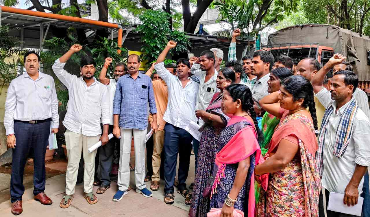 Farmers protest against RRR project, tension rises at HMDA office in Ameerpet