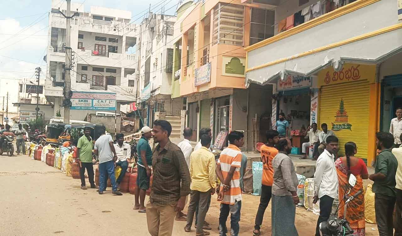 Telangana: Medak residents face long queues amid LPG gas shortage