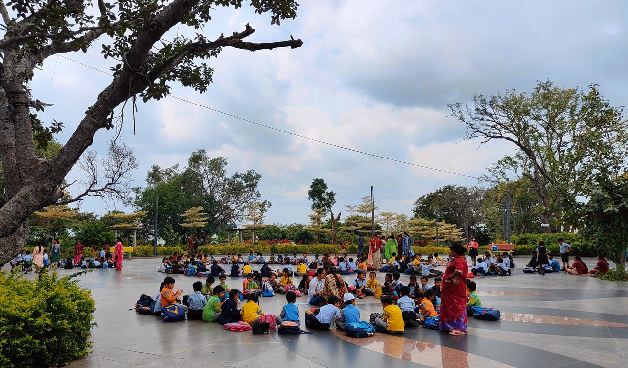 Osman Sagar lake at full capacity draws Hyderabad visitors