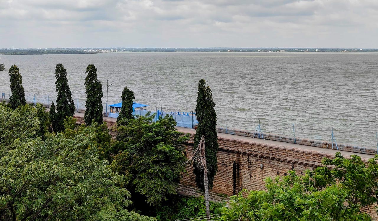 Osman Sagar lake at full capacity draws Hyderabad visitors