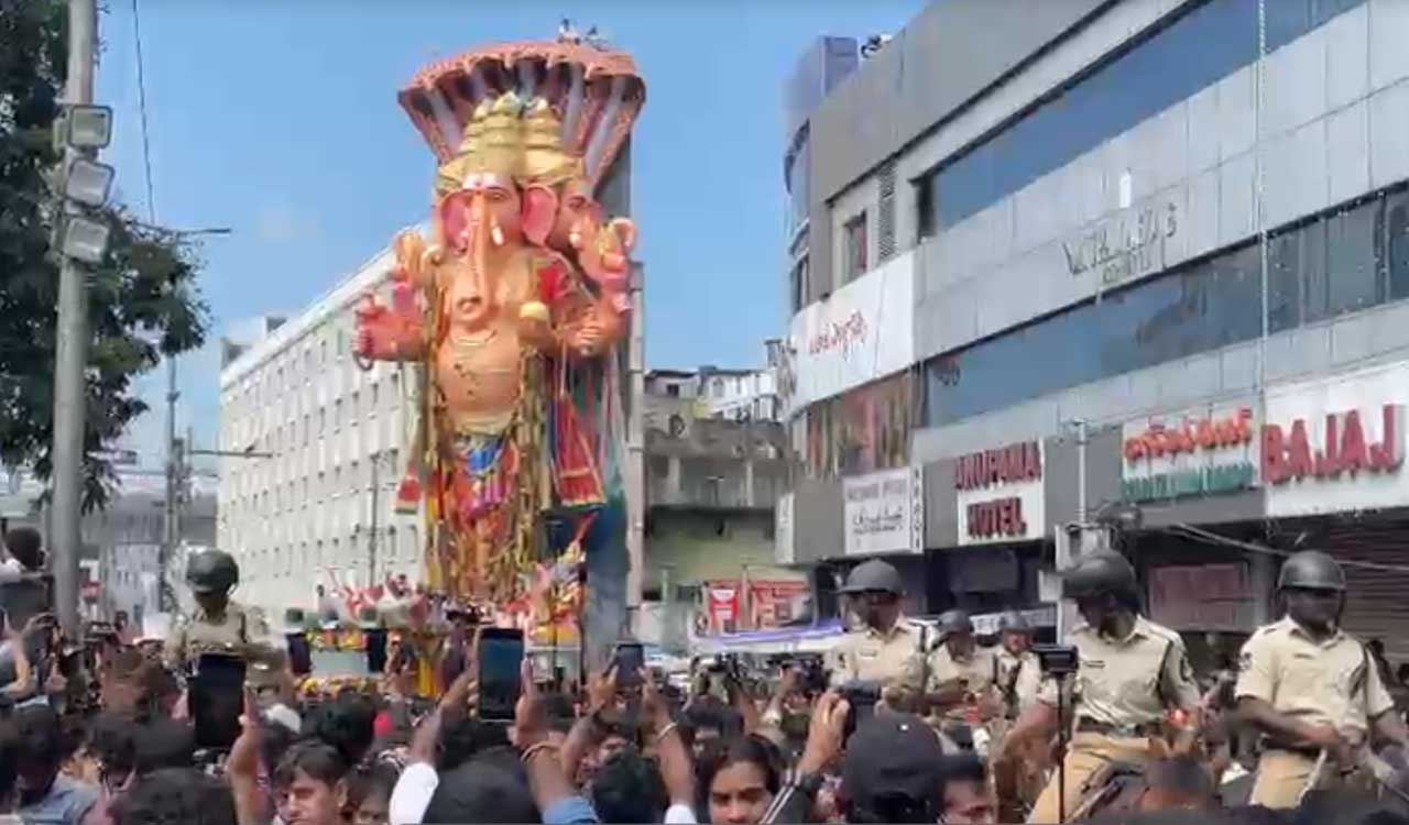 Hyderabad Ganesh procession delayed, Balapur idol to cross Charminar after 1 pm