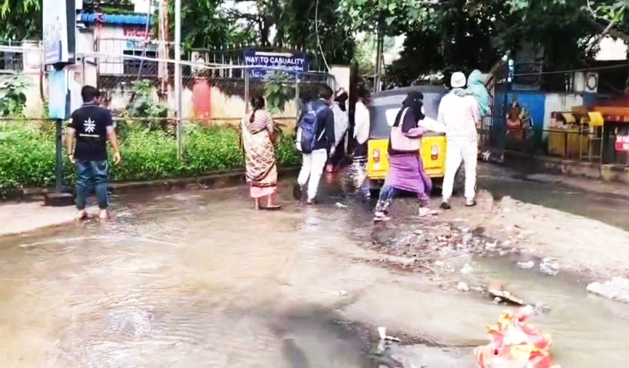 Sewage leak floods Koti ENT Hospital; poses health risks to patients, staff