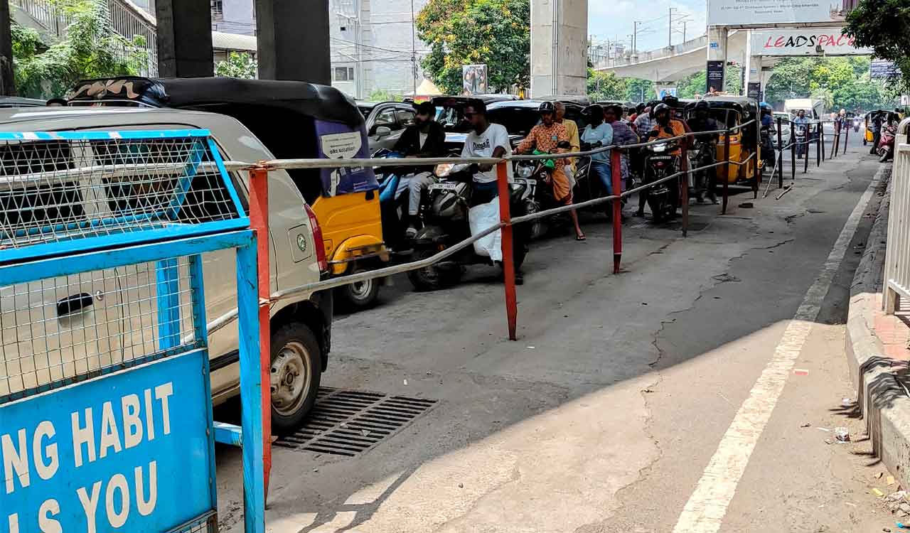 Hyderabad: Barricades for queue lines continue to obstruct Khairatabad road users