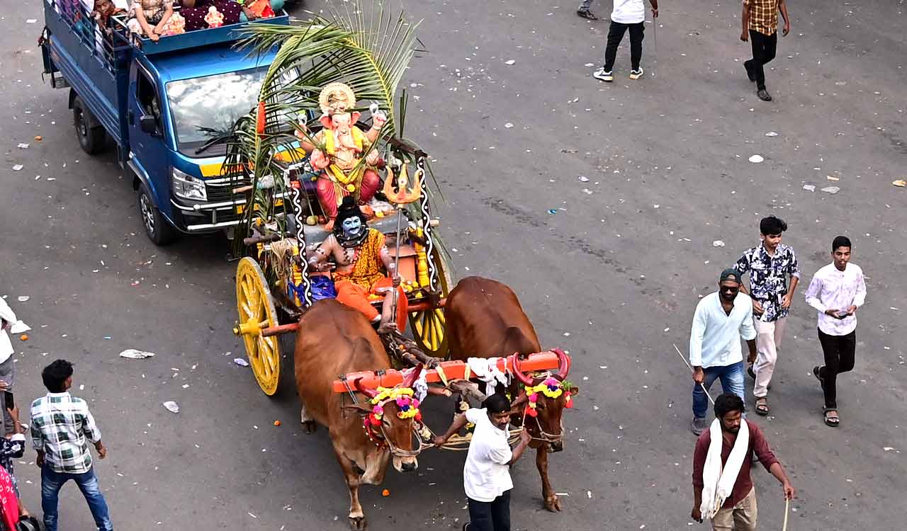 Hyderabad: Ganesh idol immersion continues Sunday, 2.61 lakh idols immersed up to 7 am