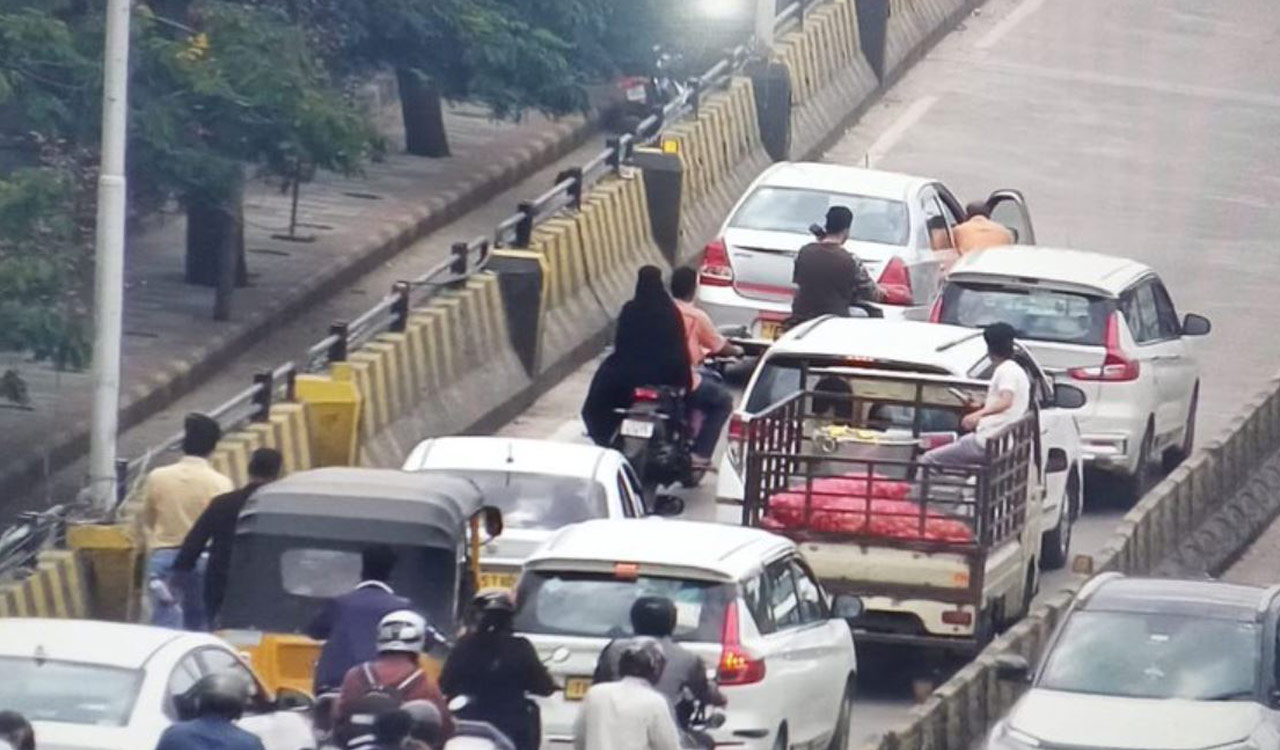Two-wheelers decry lack of dedicated lanes on Hyderabad roads