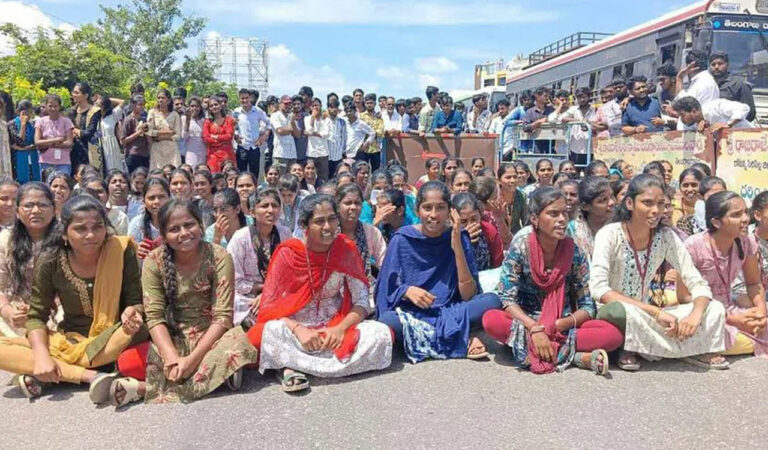 JNTU students stage rasta roko in Sircilla over lack of facilities