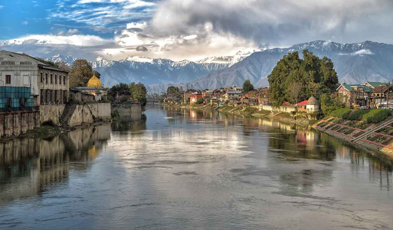 Jhelum crosses danger mark, Dal Lake dwellers told to take precautions