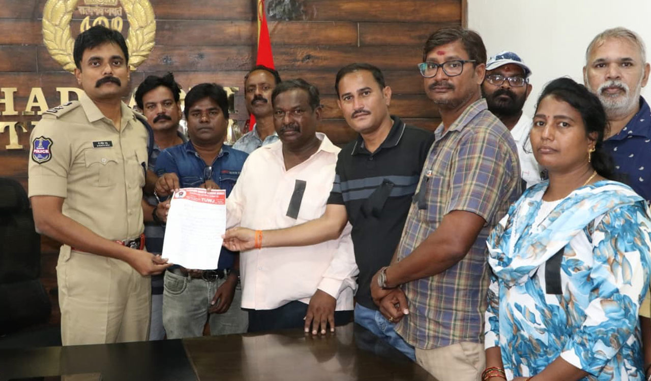 Journalists take to streets demanding to withdraw police case against T News reporter