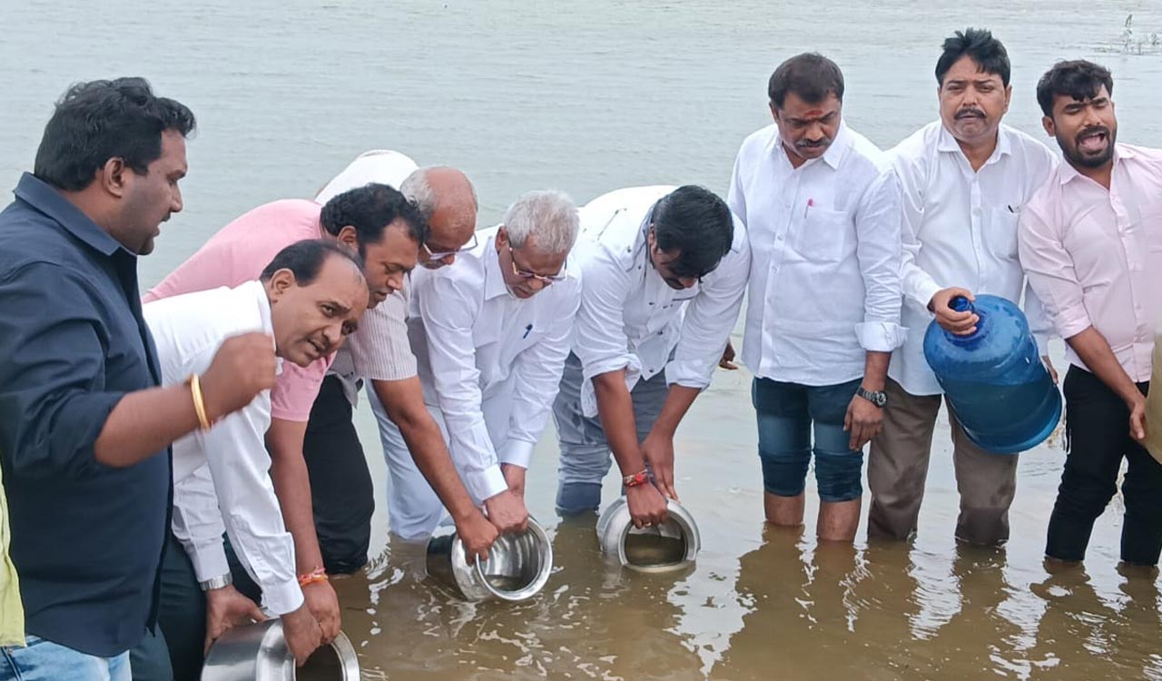 BRS activists perform Jalabhishekam to martyrs memorial with Kaleshwaram water