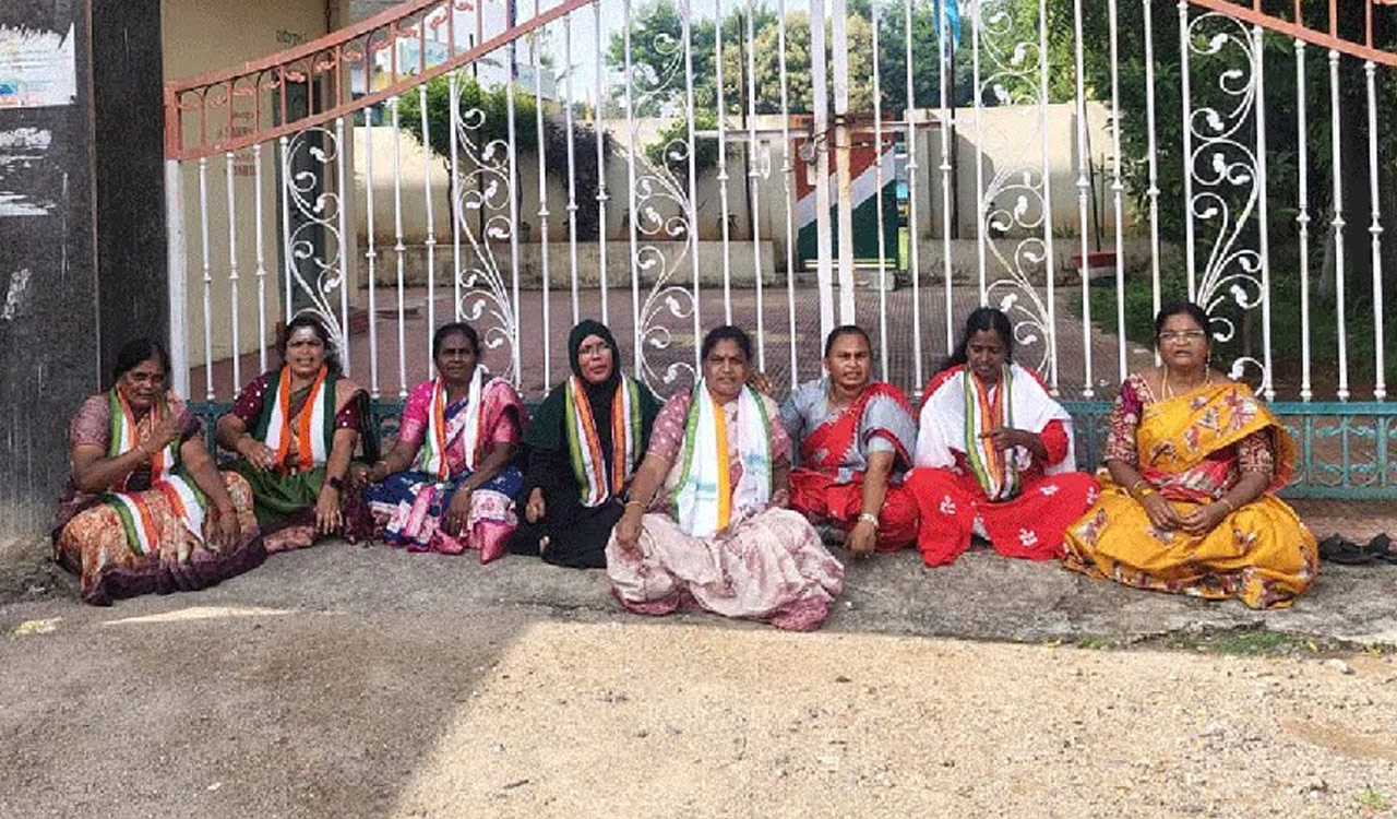 Mutiny hits Congress again as women leaders stage dharna at Karimnagar DCC office