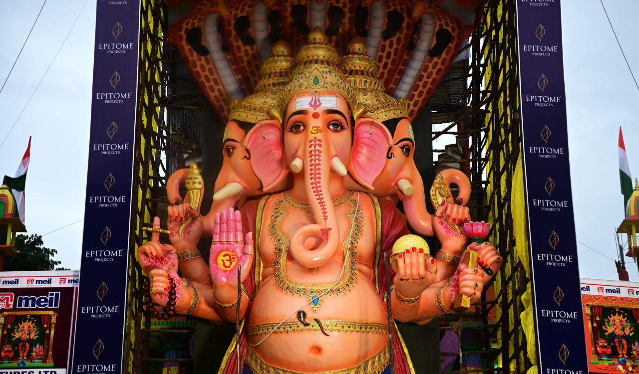 Hyderabad: Devotees throng Khairatabad for glimpse of Ganesh on last day of darshan