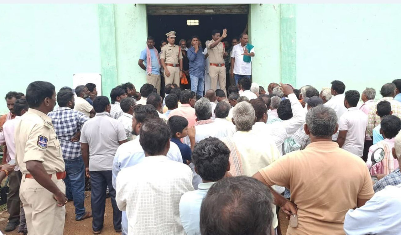 Wyra farmers await urea for over a month, says Telangana Rythu Sangham