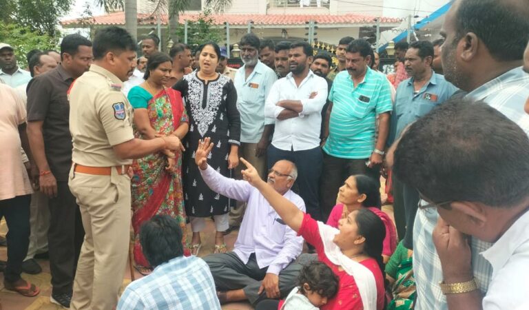 Family members of contractor G Srinivasa Rao staged a protest at the former municipal chairman’s residence at Yellandu.