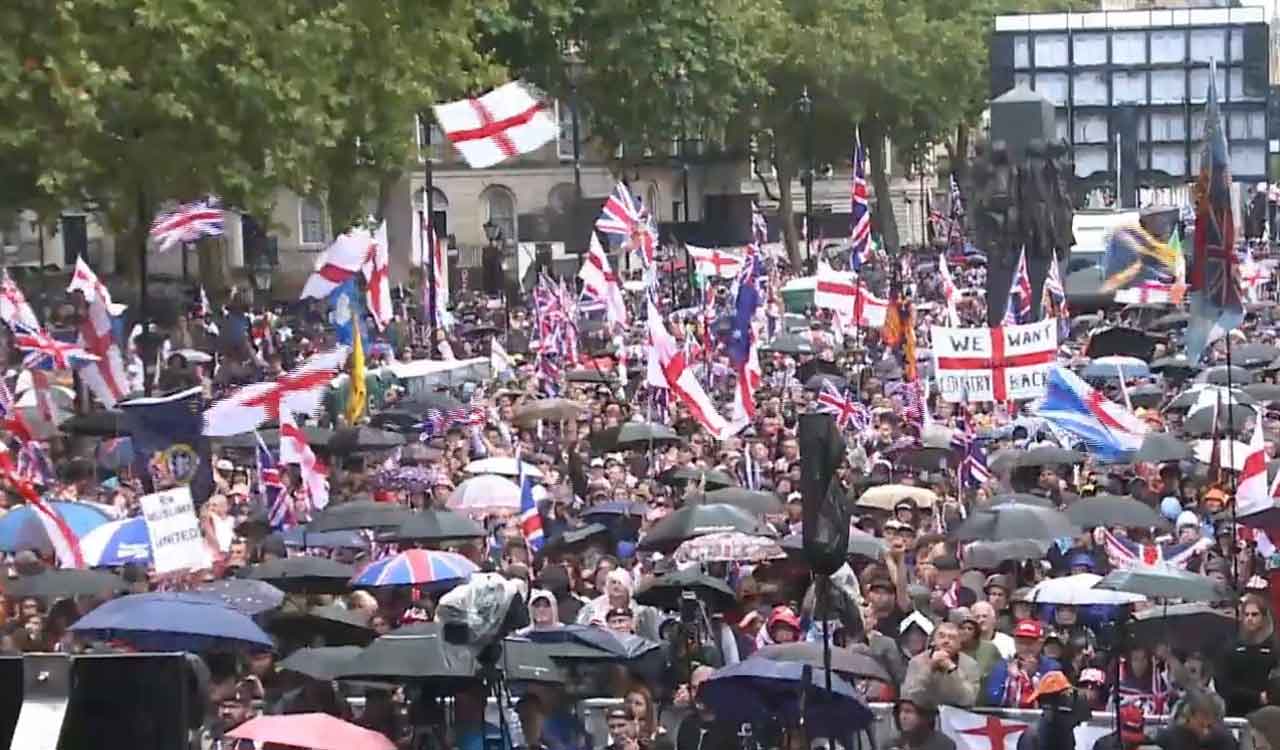 Massive anti-immigration rally rocks London, 26 police officers injured