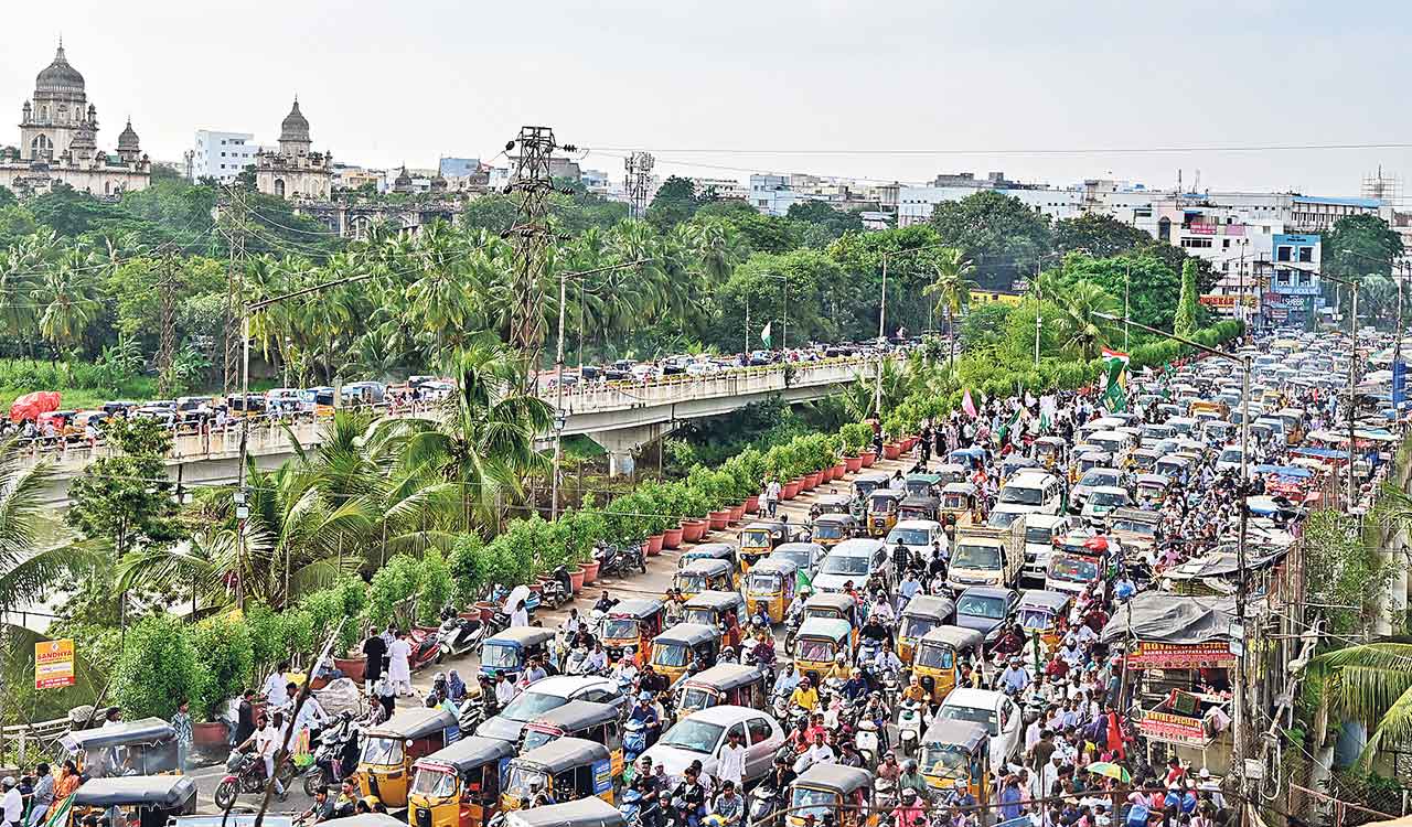 Thousands join Markazi Milad Juloos in Hyderabad’s Old City