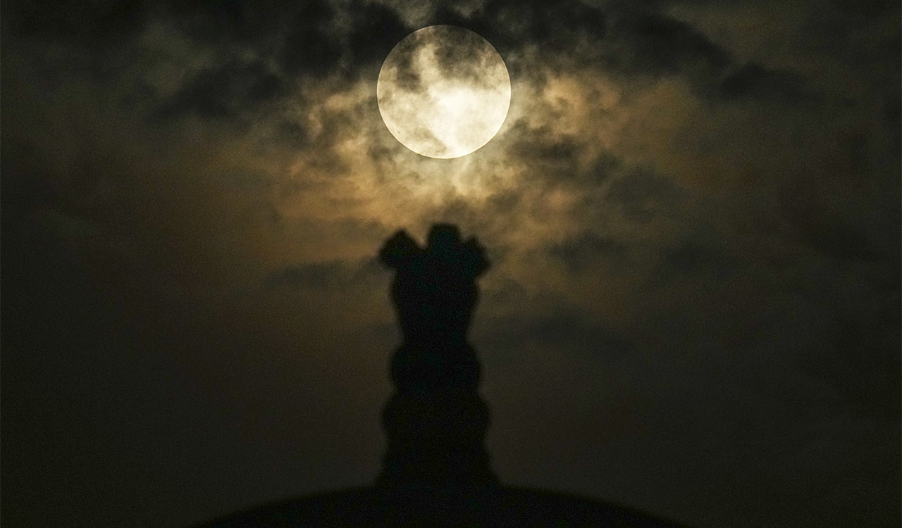 ‘Blood Moon’: Total lunar eclipse wows skywatchers across India
