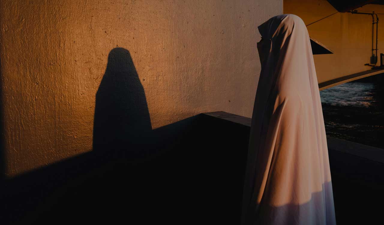 Man wearing burqa enters into medical college bathroom in Karimnagar