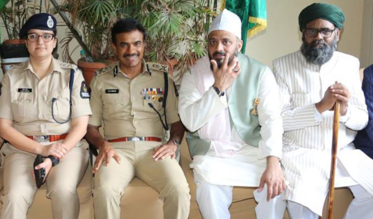 Hyderabad police meets Milad Juloos organisers; Vijayadashami Committee invites city police chief