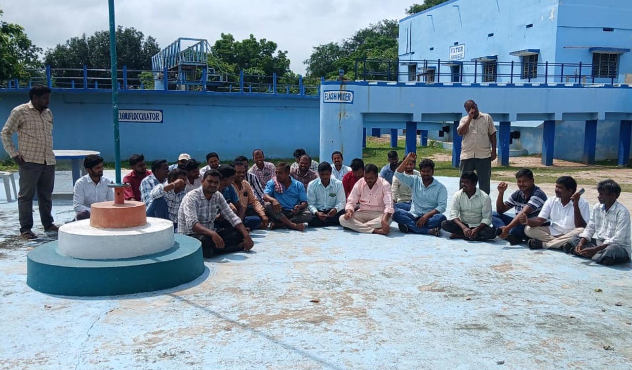 Mission Bhagiratha workers on strike in Khammam; water to 17 mandals affected