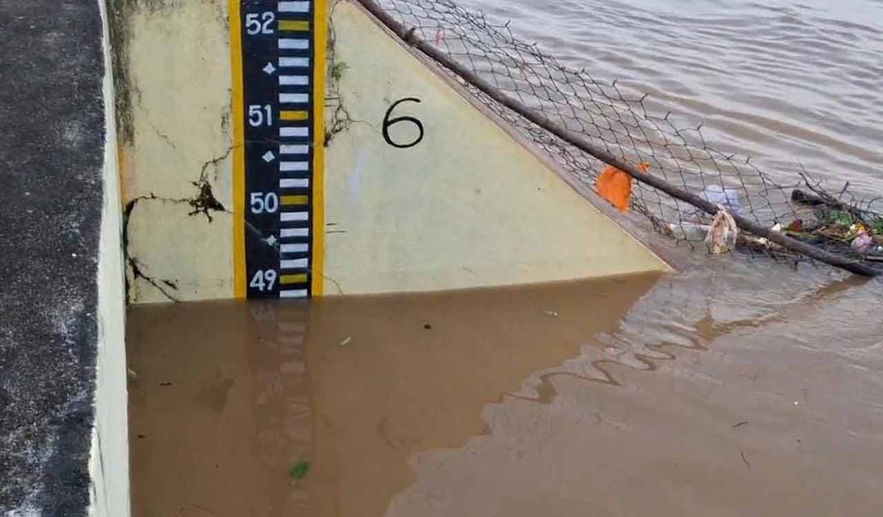 Godavari crosses second warning level at Bhadrachalam, authorities on alert