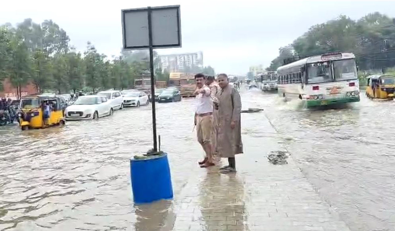 Video: Heavy rains flood NH-65 in Sangareddy, traffic disrupted