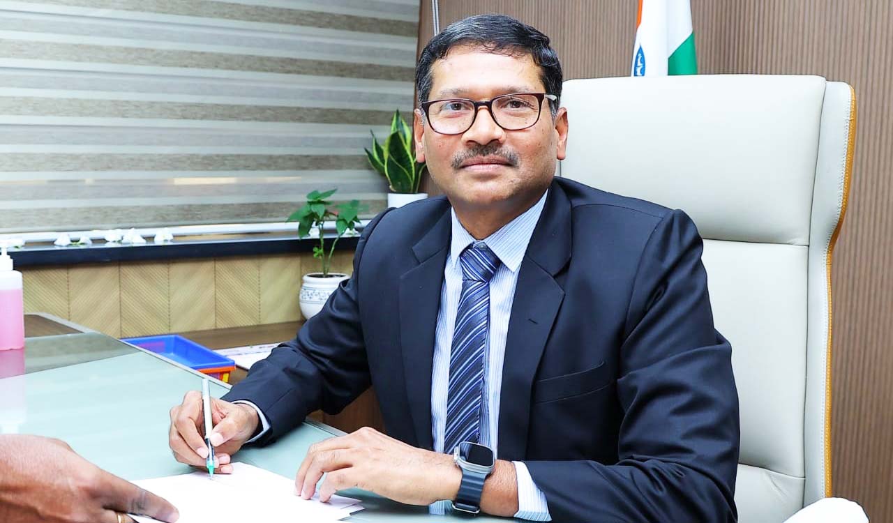 Senior IPS officer Nagireddy assumes charge as TGSRTC VC&MD