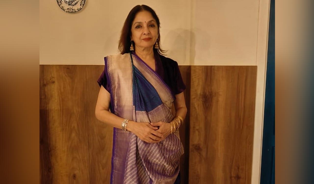 Neena Gupta shows how to flaunt the pallu in Gujarati style saree