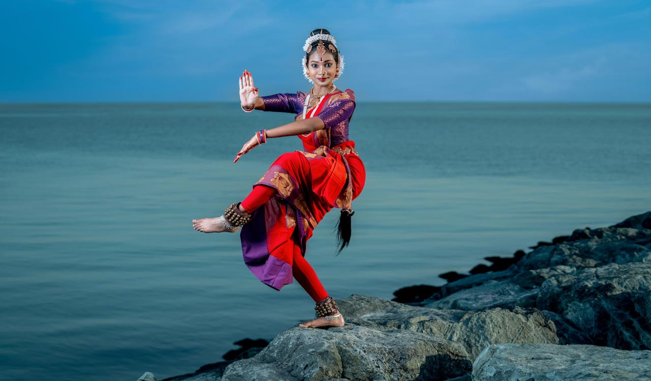 Nizamabad’s Saanvi wins praise for Kuchipudi performance in Dubai