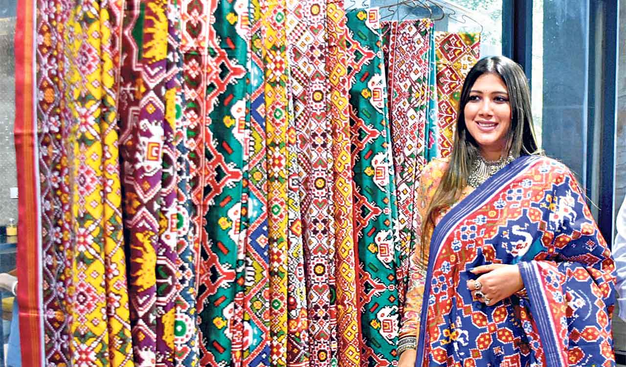 Socialite Payal Saraf inaugurates Patola Art Exhibition at Banjara Hills