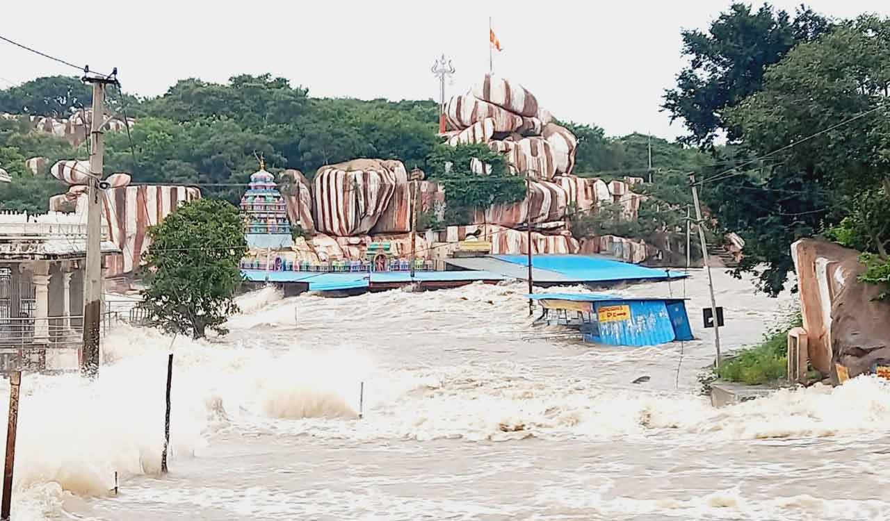 Medak: Prasadam counter at Edupayala temple swept away in Manjeera floods