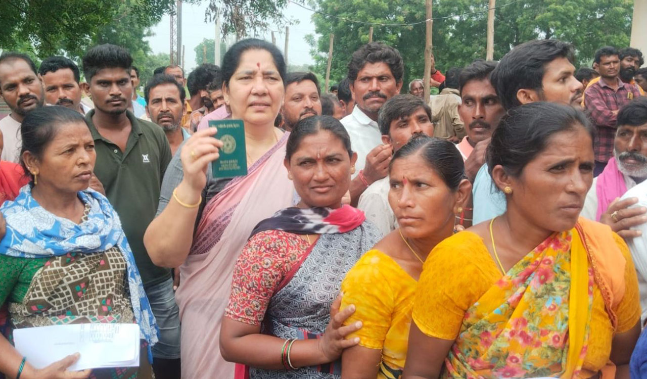 Two farmers die en route to buy urea; ex-minister Satyavathi Rathod demands action