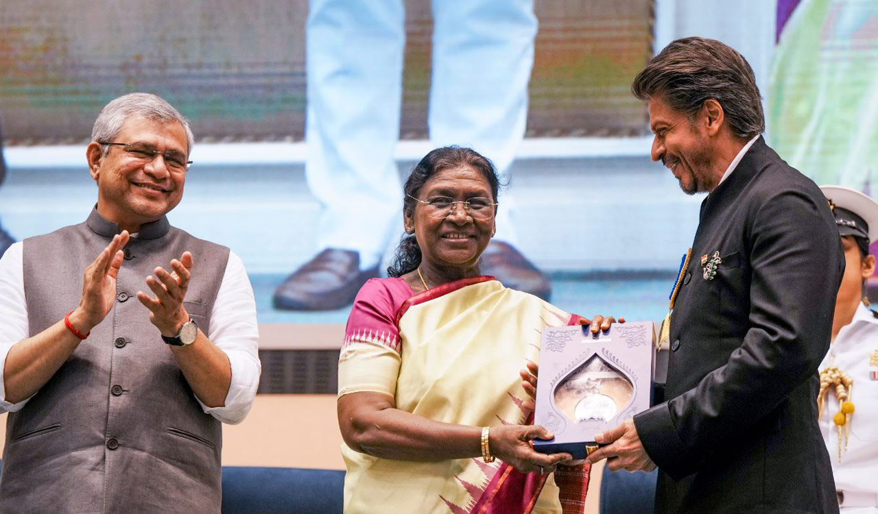 Video: Shah Rukh, Mohanlal, Rani Mukerji, Vikrant Massey receive National Awards