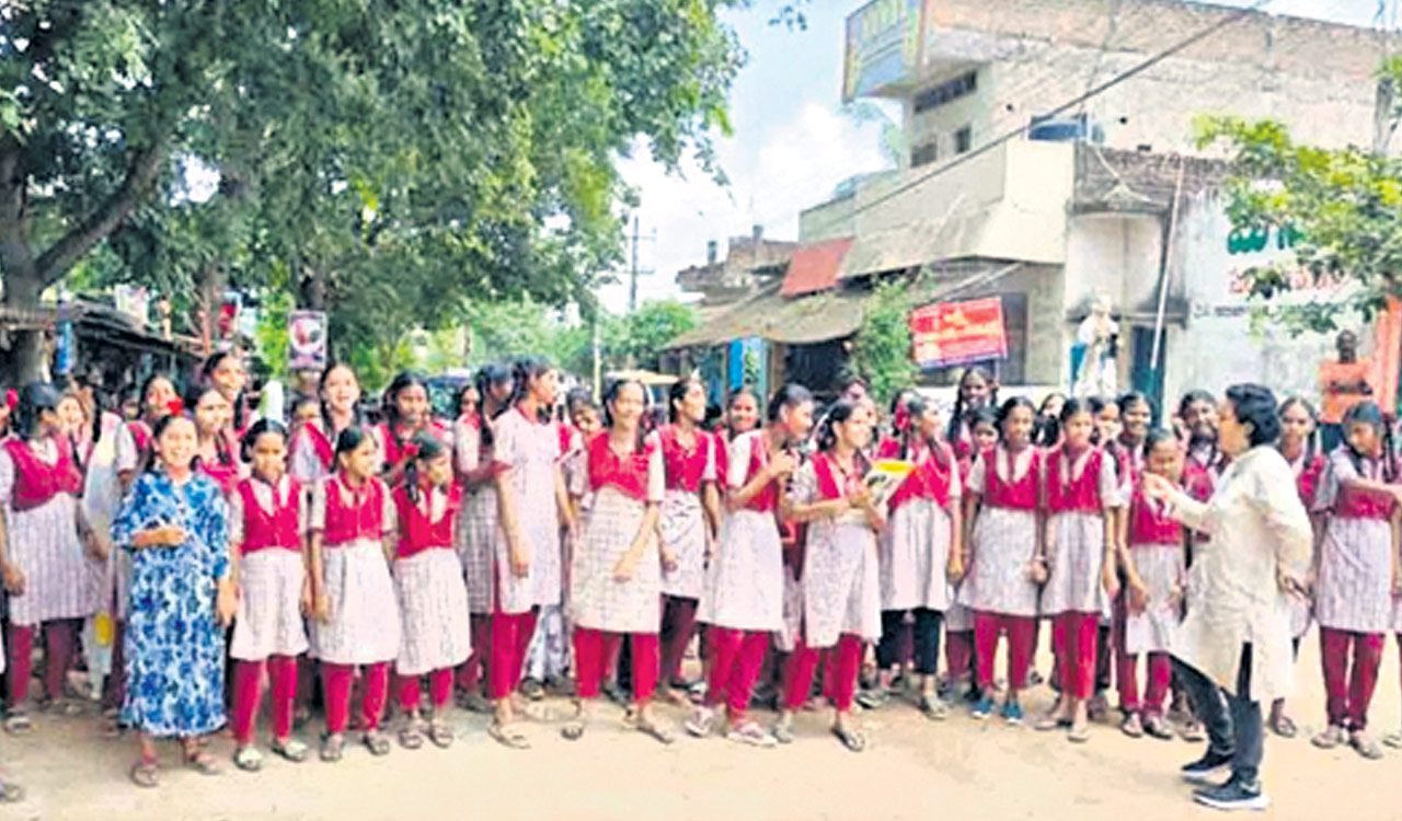 Bayyaram students protest over lack of social teacher