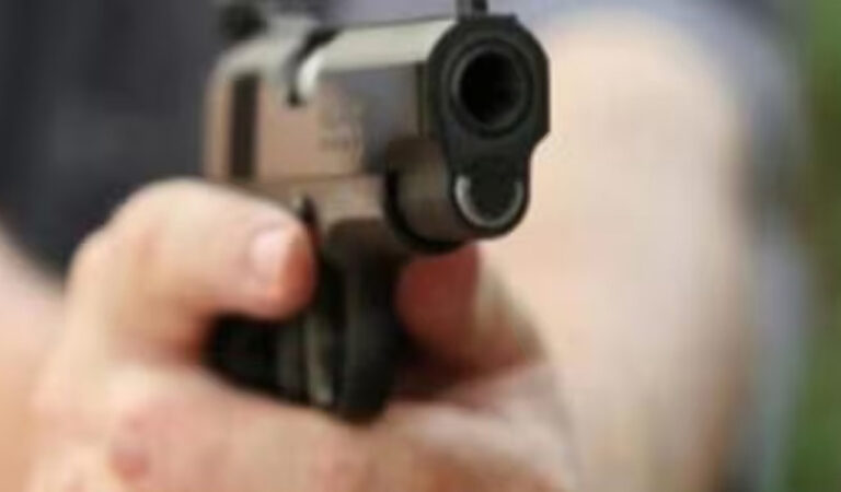 Gunman kills 2 in Texas